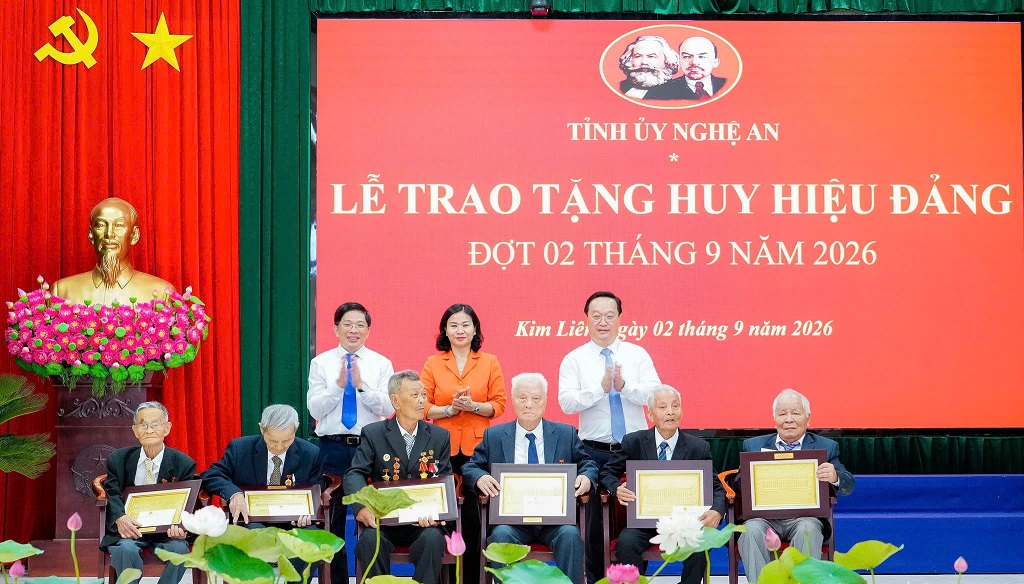 Đồng chí Đặng Văn Dũng, Ủy viên Trung ương Đảng, Phó Trưởng ban Nội chính Trung ương cùng các đồng chí lãnh đạo chúc mừng các đảng viên lão thành được trao tặng Huy hiệu Đảng đợt 02/9/2026 tại xã Kim Liên, tỉnh Nghệ An