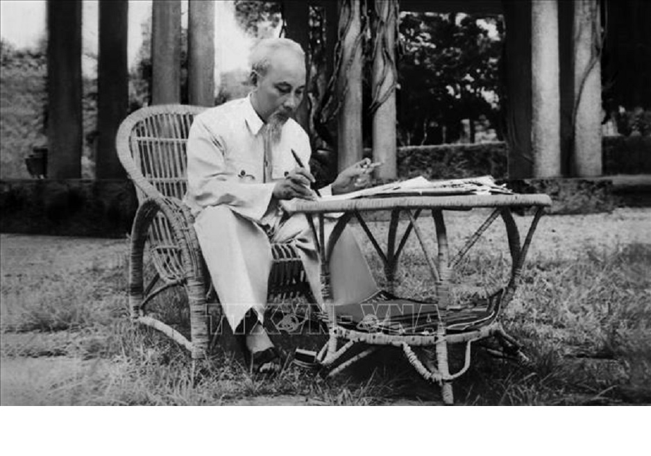 Sinh thời, Chủ tịch Hồ Chí Minh thường xuyên dành thời gian đọc, nhận xét và trực tiếp duyệt tin, bài của TTXVN. Ảnh: Tư liệu TTXVN