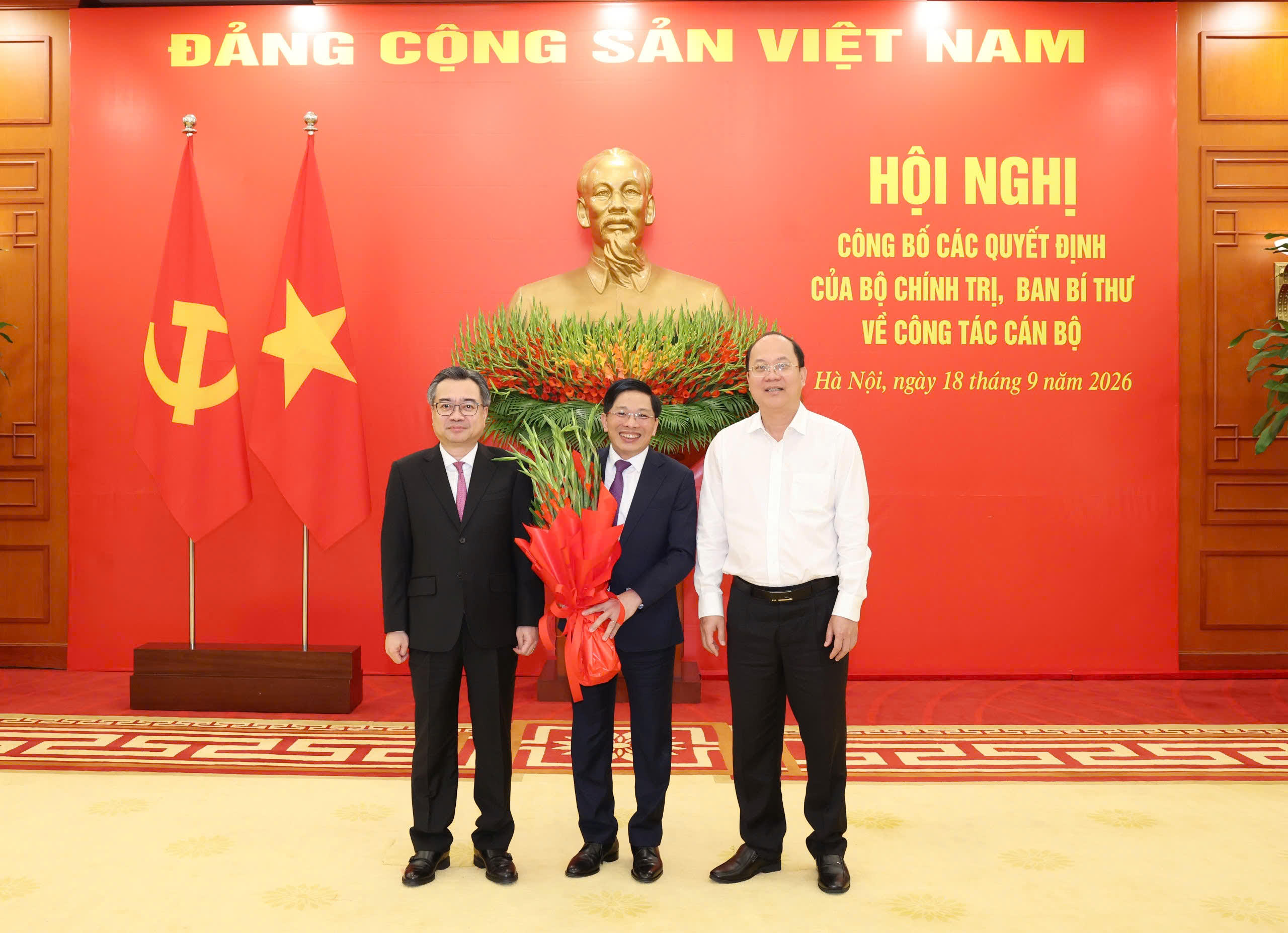 Đồng chí Nguyễn Hồ Hải, Ủy viên Trung ương Đảng, Bí thư Tỉnh ủy Cà Mau tặng hoa chúc mừng đồng chí Đặng Văn Dũng, Ủy viên Trung ương Đảng, Phó Bí thư Thường trực Tỉnh ủy Cà Mau nhiệm kỳ 2025 - 2030