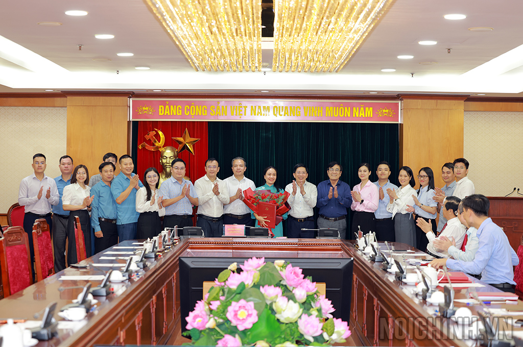 Lãnh đạo, chuyên viên Vụ Tham mưu xử lý vụ án, vụ việc chúc mừng đồng chí Trần Thị Hải Ninh