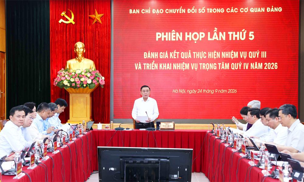 Đồng chí Trần Cẩm Tú, Ủy viên Bộ Chính trị, Thường trực Ban Bí thư, Trưởng Ban Chỉ đạo chuyển đổi số trong các cơ quan Đảng chủ trì Phiên họp.