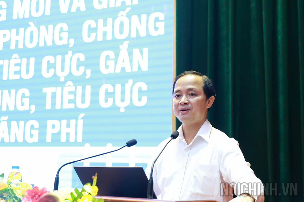 Đồng chí Nguyễn Xuân Trường, Phó Trưởng ban Nội chính Trung ương truyền đạt nội dung tại Hội nghị