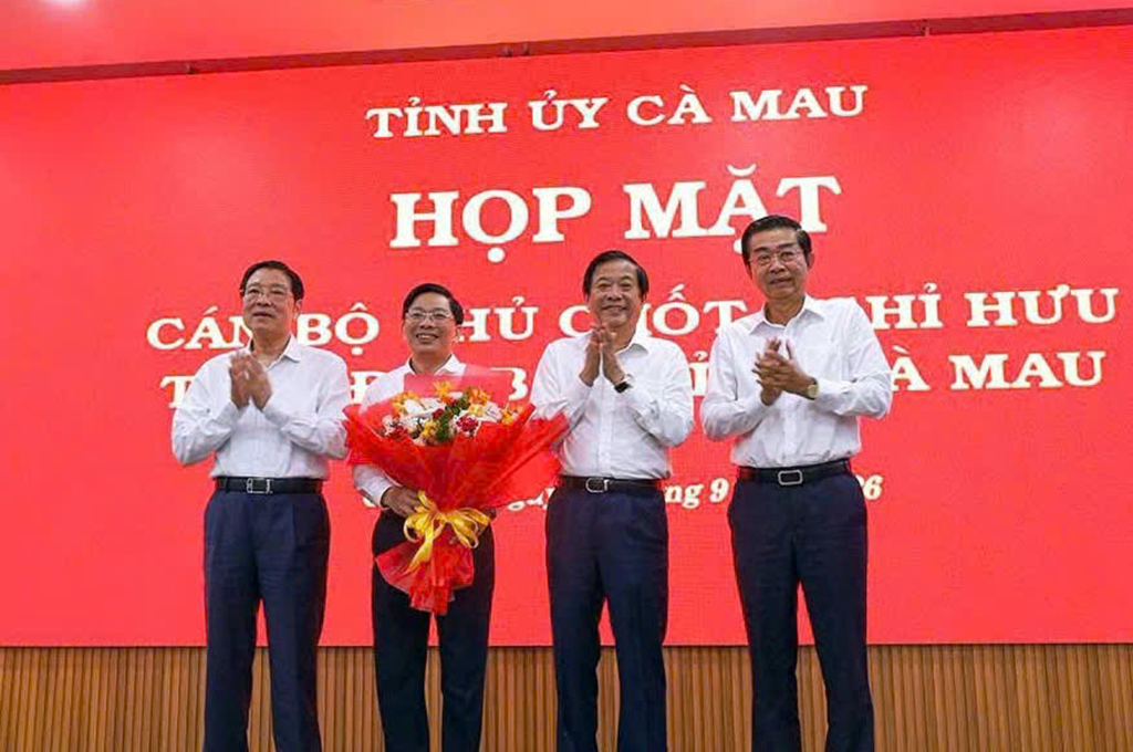 Đồng chí Bùi Văn Nghiêm, Ủy viên Ban Chấp hành Trung ương Đảng, Phó Trưởng ban Nội chính Trung ương; đồng chí Phan Đình Trạc, nguyên Ủy viên Bộ Chính trị, nguyên Trưởng ban Nội chính Trung ương và đồng chí Võ Văn Dũng, nguyên Ủy viên Ban Chấp hành Trung ương Đảng, nguyên Phó Trưởng ban Thường trực Ban Nội chính Trung ương tặng hoa chúc mừng đồng chí Đặng Văn Dũng nhận nhiệm vụ mới tại tỉnh Cà Mau