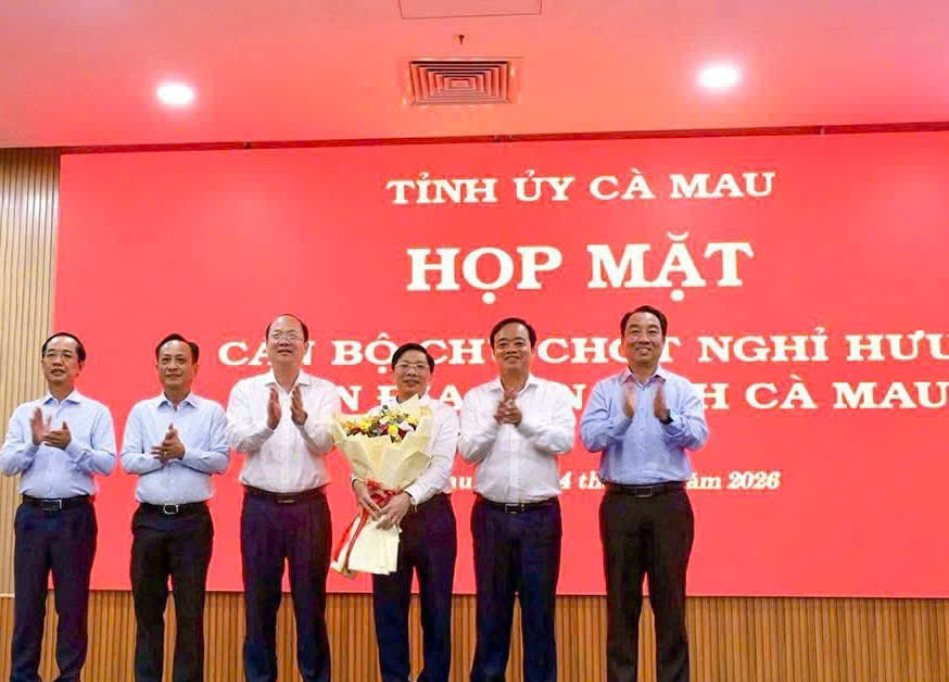 Thường trực Tỉnh ủy Cà Mau tặng hoa chúc mừng đồng chí Đặng Văn Dũng được Bộ Chính trị điều động, phân công, chỉ định giữ chức Phó Bí thư Thường trực Tỉnh ủy Cà Mau nhiệm kỳ 2025-2030