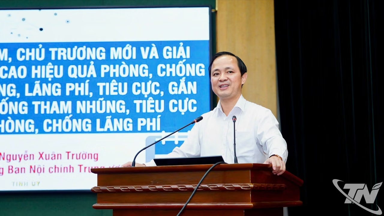 Đồng chí Nguyễn Xuân Trường, Phó Trưởng ban Nội chính Trung ương truyền đạt chuyên đề tại Hội nghị