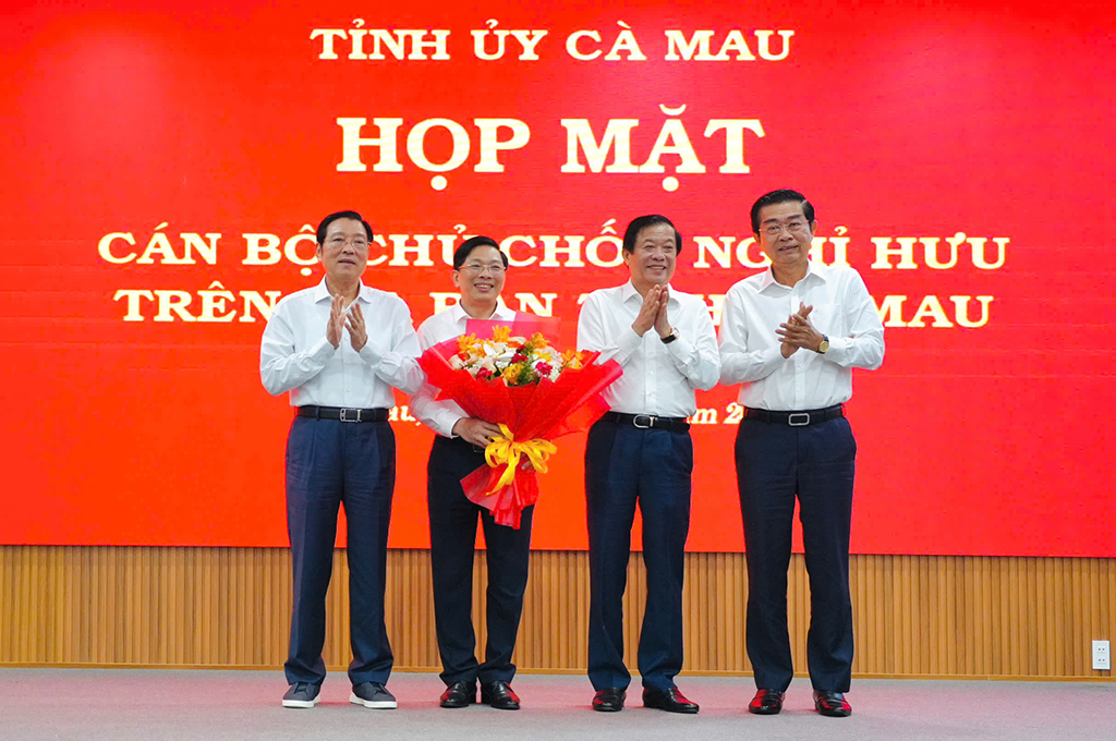 Đồng chí Bùi Văn Nghiêm, Ủy viên Ban Chấp hành Trung ương Đảng, Phó Trưởng Ban Nội chính Trung ương (thứ hai từ phải sang); đồng chí Phan Đình Trạc, nguyên Ủy viên Bộ Chính trị, nguyên Trưởng Ban Nội chính Trung ương (bìa trái); đồng chí Võ Văn Dũng, nguyên Ủy viên Ban Chấp hành Trung ương Đảng, nguyên Phó Trưởng ban Thường trực Ban Nội chính Trung ương (bìa phải) tặng hoa chúc mừng đồng chí Đặng Văn Dũng nhận nhiệm vụ mới tại tỉnh Cà Mau