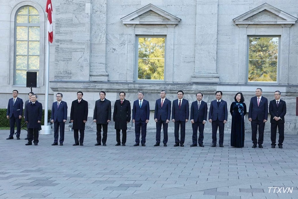 Thành viên đoàn cấp cao Việt Nam tại Lễ đón chính thức tại Canada