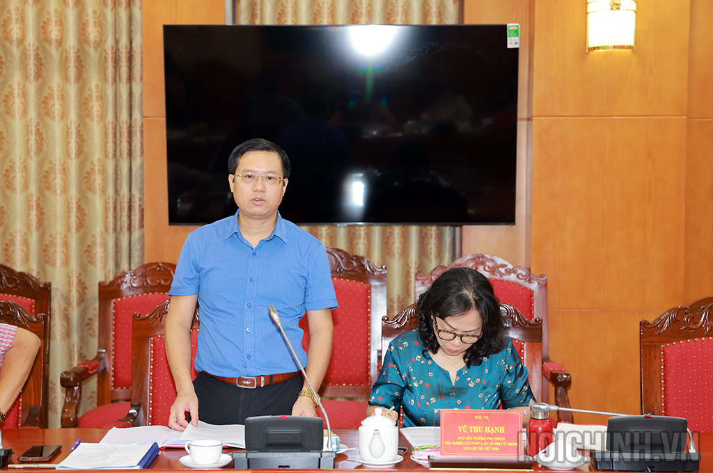 Đồng chí Nguyễn Quang Dũng, Phó Vụ trưởng Vụ Cải cách tư pháp, Ban Nội chính Trung ương trình bày đề dẫn Tọa đàm